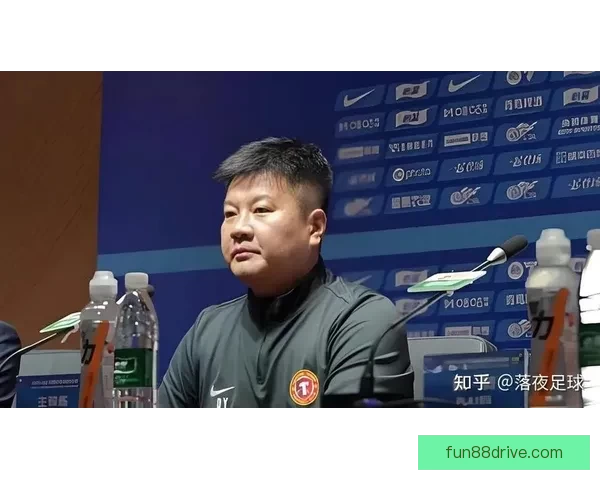 略显仓促出席发布会后两小时李金羽突遭下课铁人紧急官宣引发热议
